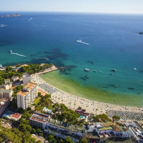 Luftbild von Paguera mit Küste auf Mallorca