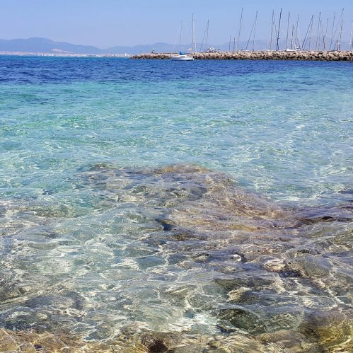 Wunderschöner Blick von 1. Meereslinie aus auf das türkisfarbene Meer, Yachten und Palma de Mallorca